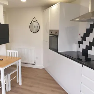 https://modern-1-bed-apartment-10-mins-to-leeds-city-cent.yorkshirehotels.net